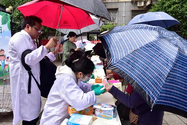 攜手防治糖尿病，守護(hù)健康新生活——湖南省疾控中心專家進(jìn)社區(qū)開展主題宣傳與服務(wù)